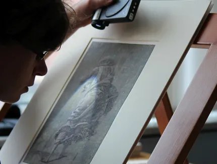 Betrachtung einer Zeichnung im Streiflicht