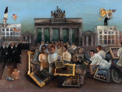 Vorn im Zentrum des beige-grauen Gemäldes: eine Gruppe junger Maler*innen in hellen Kitteln mit Gemälden. Von einem Wagen rechts daneben werden weitere Bilder abgeladen. Links: schwarz gekleidete Professor*innen in einer langen Dreier-Reihe. Im Hinte