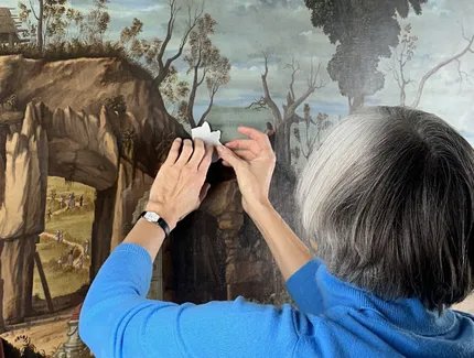 Chefrestauratorin Babette Hartwieg bei der Firnisabnahme: Vittore Carpaccio, Die Grabbereitung Christi, ca. 1515–1520