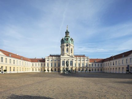 Schloss Charlottenburg, Altes Schloss – Blick in den Ehrenhof und auf den Mittelbau mit Kuppel