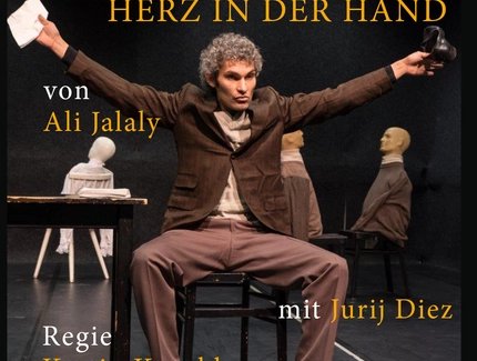 VISUAL Barfuss nackt Herz in der Hand.