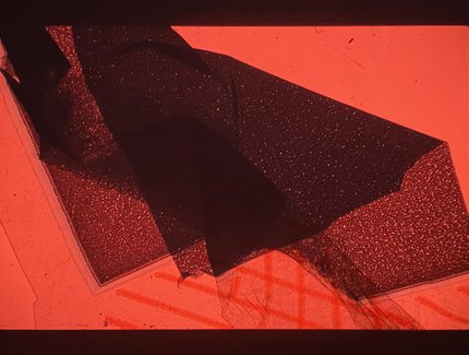 Lichtfilter in Orange, verschiedenfarbige Verpackungsmaterialien, zusammengehalten durch einen Dia-Rahmen