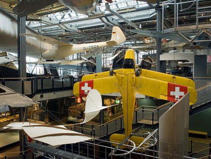 Im Deutschen Technik Museum Berlin hängen alte Flugzeuge an der Decke