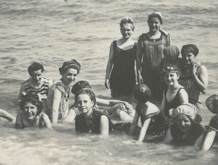 Gruppenbild am Meer, um 1920, Postkarte, Silbergelatinepapier
