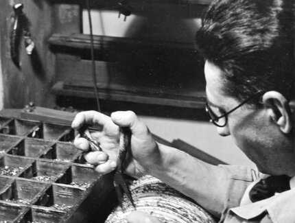 Luigi Bacigalupo beim Bestiften einer Holzwalze um 1950 in seiner Werkstatt in der Schönhauser Allee 79 / ©Museum Pankow - Kuratorinführung zum italienischen Musikinstrumentenbau Bacigalupo