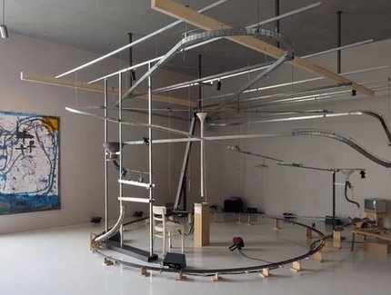 Manos Tsangaris, Kugelbahn, Installationsansicht KOLUMBA Kunstmuseum