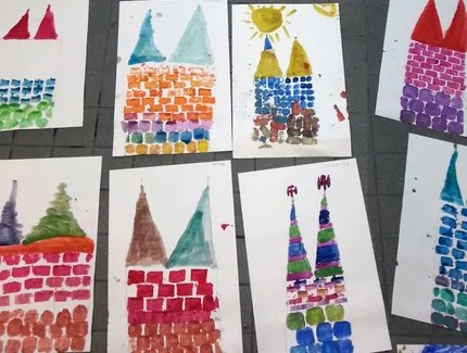 Farbige Stempeldrucke der Nikolaikirchentürme liegen auf dem Boden
