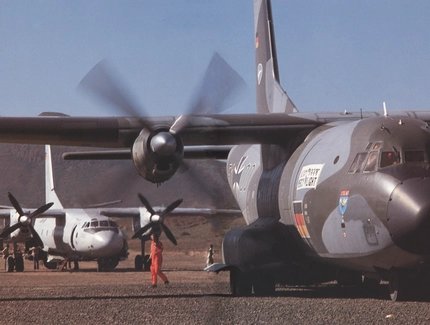 C-160 Transall (vorne) und An-26 in Äthiopien, 1985