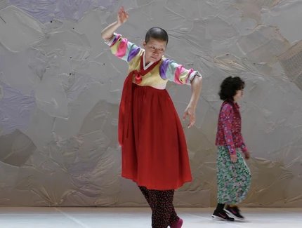 Eun-Me Ahn in einem bunten Kleid