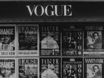 Schaufenster eines Zeitschriftenkiosks, Detail