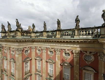 Neues Palais, Dach mit Sandsteinskulpturen