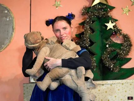 Szene aus Frau Schaum und ein Dinosaurier unterm Weihnachtsbaum