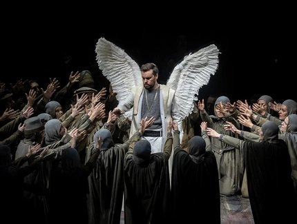 David Butt Philip als Lohengrin; Chor der Deutschen Oper Berlin