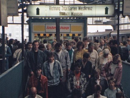 Filmszene aus „Berlin Bahnhof Friedrichstraße 1990“.