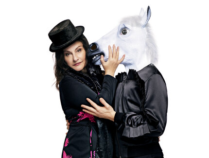 Cora Frost und Model mit Fake-Pferdekopf
