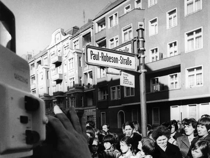 Umbenennung der Stolpischen Straße in Paul-Robeson-Straße, 7. April 1978 / Museum Pankow