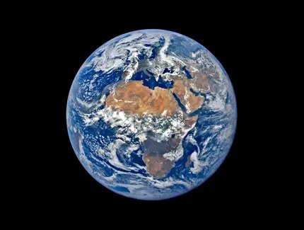 Bild der Erde im Weltall, aus dem Programm "Raumschiff Erde" der Stiftung Planetarium Berlin
