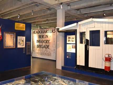 Dauerausstellung im AlliiertenMuseum: Care-Paket, Spionagetunnel, Fassade des Wachhäuschens vom Checkpoint Charlie © AlliiertenMuseum / Chodan