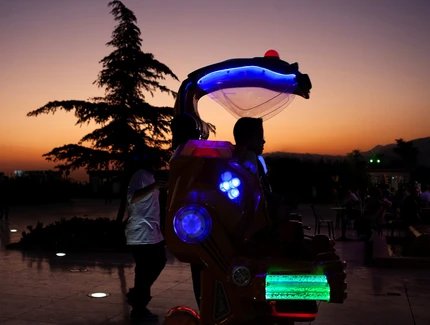 Nooshin Shafiee, Ohne Titel, aus „And all this slips around“, 2025