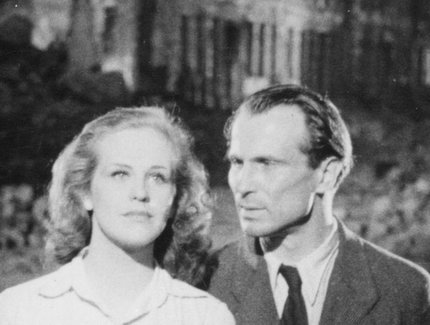 Filmszene "Die Mörder sind unter uns" (1946) mit Hildegard Knef und Ernst Wilhelm Borchert.