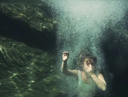 Junge, tauchend Unterwasser
