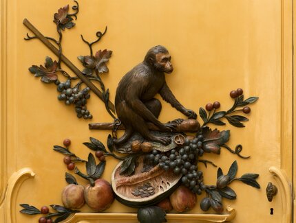 Im Vierten Gästezimmer von Schloss Sanssouci: Detail einer Holzschnitzerei, Affe