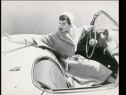 Rico Puhlmann, Brigitte (Gitta) Schilling in hellbeigem Kaschmirmantel mit passendem Gürtel und hellem Nerzkragen von Gehringer & Glupp, 1959, Silbergelatinepapier