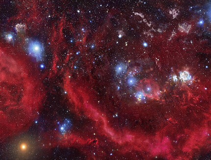 Das Weltall mit rötlichen Nebeln und blauen Sternen