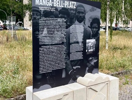 Gedenkstele am Manga-Bell-Platz für die antikolonialen Widerstandskämpfer:innen Rudolf und Emily Duala Manga Bell
