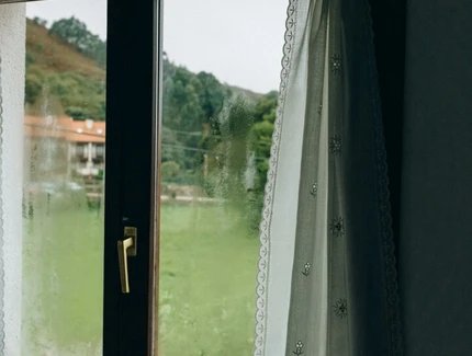 Blick durch ein Fenster