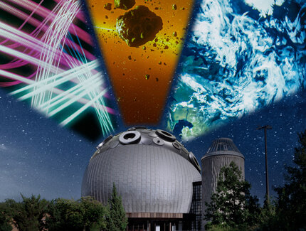 100 Jahre Kampagnengenbild der Stiftung Planetarium Berlin. Das Zeiss-Großplanetarium bei Nacht mit "geöffneter" Kuppel aus der drei Bilder von Veranstaltungen erscheinen.