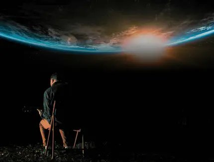 Zu sehen ist Chris Hanson von hinten, während er Gitarre spielt. Im Hintergrund ist ein Bild eines Sonnenaufgangs auf der Erde aus dem All zu sehen.