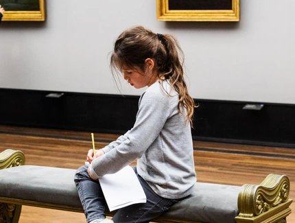 Kind bei einem Workshop in der Alten Nationalgalerie