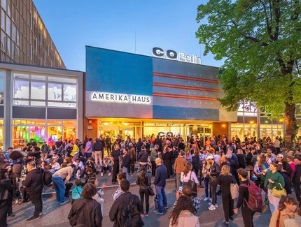 Ausstellungseröffnung vor dem C/O BERLIN