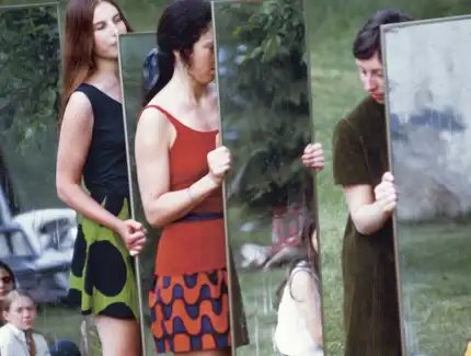 Joan Jonas, Mirror Piece I, Detail, 1969, Performance, Bard College, Annandale-on-Hudson, New York Fotografie von Joan Jonas