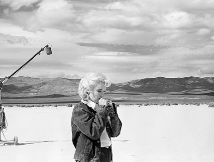 Marilyn Monroe in der Wüste von Nevada, wie sie ihre Textzeilen für eine schwierige Szene durchgeht, die sie mit Clark Gable im Film The Misfits spielen wird. Nevada, USA, 1960. © Eve Arnold/Magnum