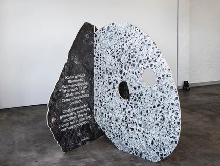 Display der Ausstellung "An die Substanz"