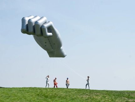 Anetta Mona Chişa und Lucia Tkáčová, Try Again. Fail Again. Fail Better. (Videostill), 2011, 1-Kanal-Video, Farbe, Ton 7:57 min