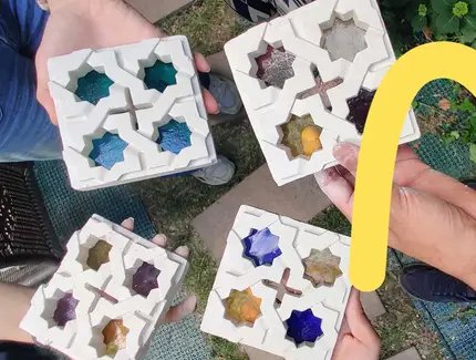 Teilnehmende präsentieren die Ergebnisse eines Workshops mit Stuck und Glas