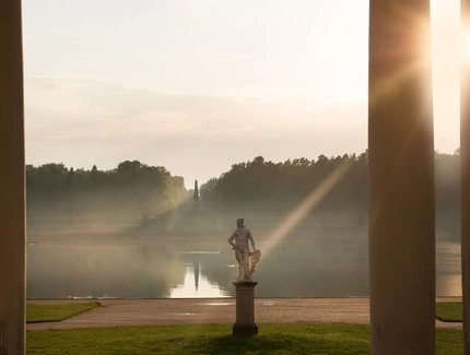 Lustgarten Rheinsberg, Schlossinsel, Blick vorbei am Apollon über den Grienericksee zum Obelisken im Hintergrund