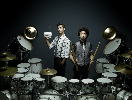 Die beiden Künstler umgeben von einem riesigen Schlagzeug