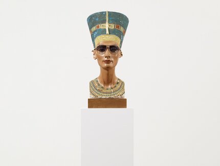 Isa Genzken, „Nofretete – Das Original“ (Ausschnitt), 2012, Nefertiti plaster bust with sunglasses on wooden base, wooden plinth and colour photograph in aluminium frame