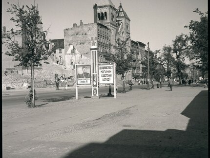 Das zerstörte Gebäude Müllerstraße 163 (links). Aufnahme von 1945. In der Bildmitte Propagandaplakate der Roten Armee: „Ruhm den besten Söhnen des Vaterlandes" (linkes Plakat), „Es lebe das kraftvolle sowjetische Volk" (rechtes Plakat). Landesarchiv