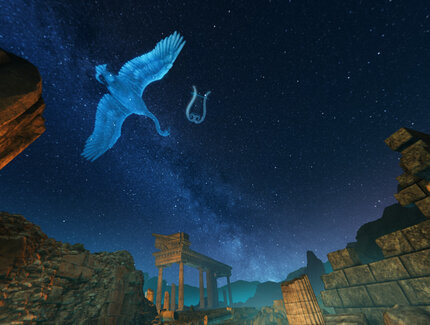 Sternbilder Schwan und Leier am Nachthimmel über alten, mythischen Ruinen. © Fulldome Studio DN