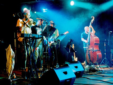 Die Band spielt auf der Bühne.