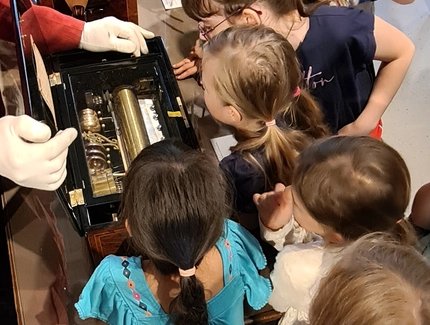 Ausstellungsbesuch für Kinder im Museum Pankow bei Musica di strada