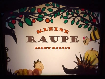 Theater Scuraluna mit dem farbigen Schattenspiel „Die kleine Raupe zieht hinaus“