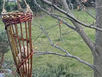 Vogelfutterstellen aus Weidenzweigen