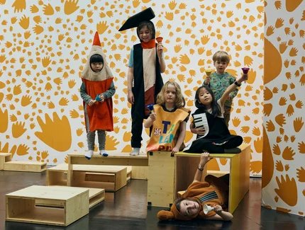 Sechs Kinder posieren in Kostümen