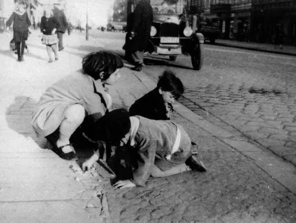 Kinder spielen auf der Weißenburger Straße